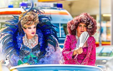 Queens bir float christopher Sokağı güne sürükleyin.