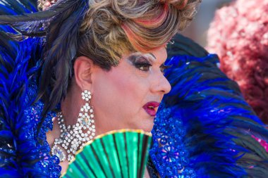 christopher Sokağı bir gün mavi travesti