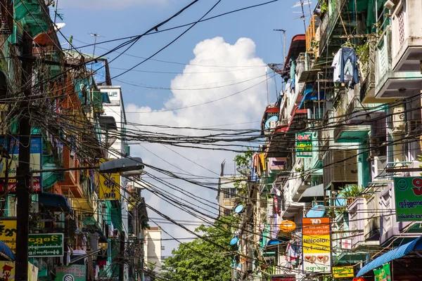 Held by Wires — Stock Photo, Image