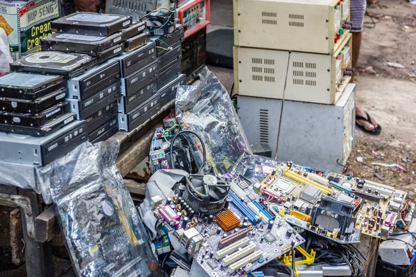 Repuestos para computadoras en el mercado callejero — Foto de Stock