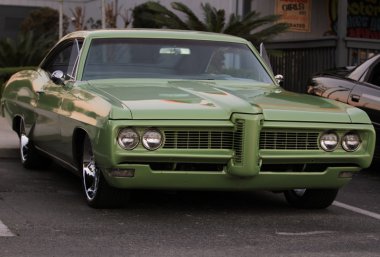 Sıcak çubuklar ve Vintage arabalar