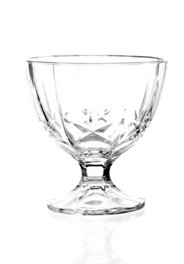 Boş cam dondurma tabağı.