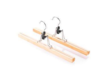 beyaz izole iki elbise askısı