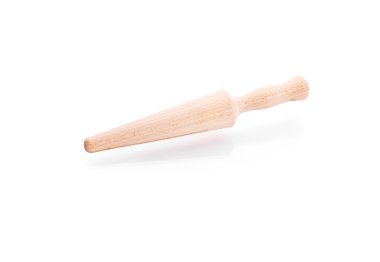 beyaz arkaplanda ahşap oklu iğne