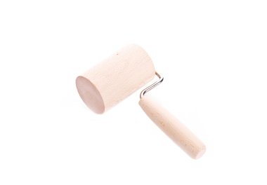 beyaz arkaplanda ahşap oklu iğne