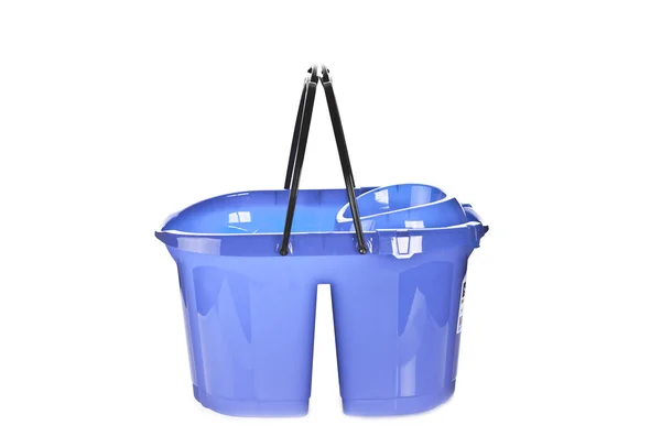 Mavi paspas kovası veya soluk beyaz bir arka plan üzerinde izole