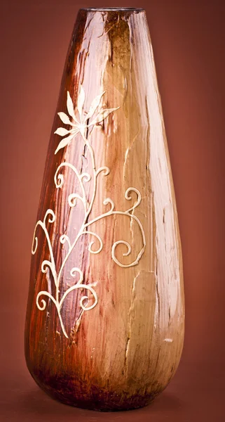 Antico vaso di argilla su sfondo marrone — Foto Stock