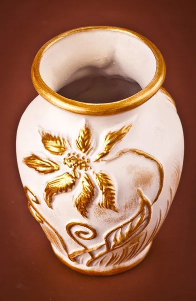茶色の背景に古代粘土の花瓶 — ストック写真