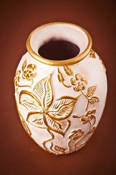 Antigua vasija de barro sobre fondo marrón — Foto de Stock