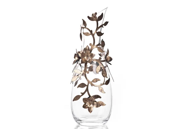 Стеклянный цветочный подсвечник изолирован — стоковое фото