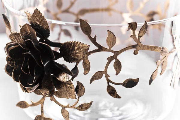 Стеклянный цветочный подсвечник изолирован — стоковое фото