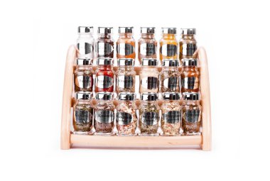 yakın bir yukarı üzerinde çeşitli farklı baharatlar ve beyaz bir arka plan üzerinde izole ot dolu bir baharatlık.