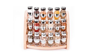 yakın bir yukarı üzerinde çeşitli farklı baharatlar ve beyaz bir arka plan üzerinde izole ot dolu bir baharatlık.