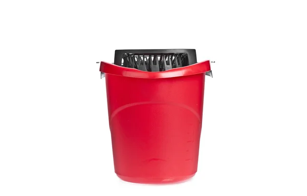 Um balde esfregão vermelho ou pálido isolado em um fundo branco — Fotografia de Stock