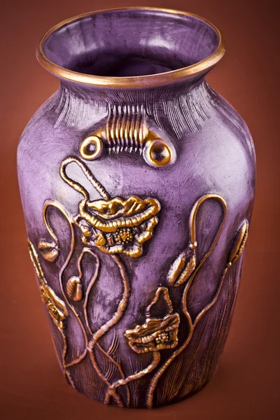 Oude klei vaas op bruine achtergrond — Stockfoto