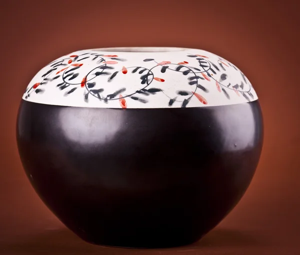 Древняя глиняная ваза на коричневом фоне — стоковое фото