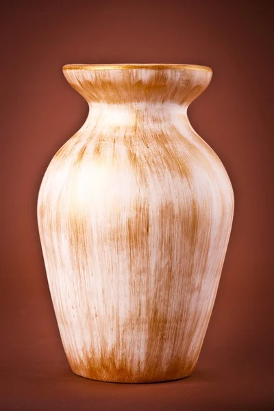 Ancien vase en argile sur fond brun — Photo