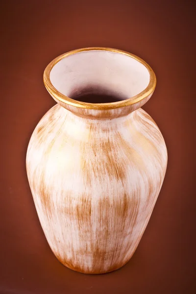 古代的陶土花瓶上棕色背景 — 图库照片