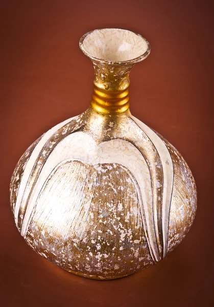 Vaso moderno in argilla su sfondo marrone — Foto Stock