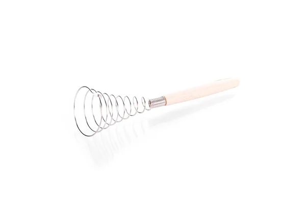 Utensílios domésticos: whisk de aço, isolado sobre fundo branco — Fotografia de Stock