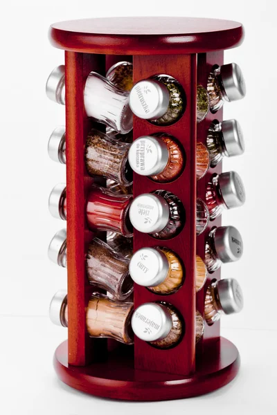 yakın bir yukarı üzerinde çeşitli farklı baharatlar ve beyaz bir arka plan üzerinde izole ot dolu bir baharatlık.