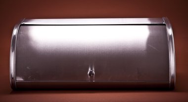 Beyaz arka plan üzerinde izole kapalı bir metalik breadbasket