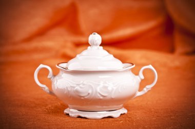 orande kumaş zemin üzerine ince porselen şekerlik