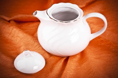 czajnik na białym tle na pomarańczowy tkanina tło