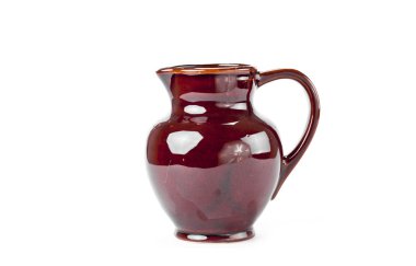 Beyaz arka plan üzerinde izole eski seramik sürahi