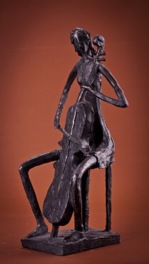 kadın heykel kahverengi zemin üzerinde