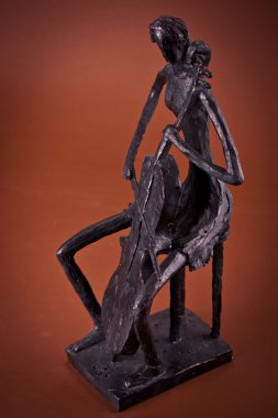 kadın heykel kahverengi zemin üzerinde