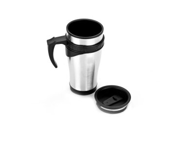 Alüminyum kupa üzerinde beyaz izole