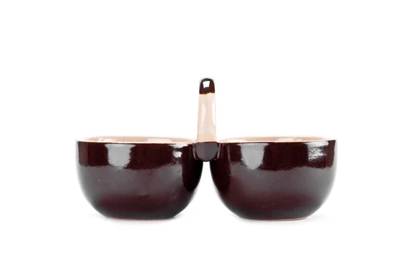 Керамическая посуда коричневого цвета на белом фоне — стоковое фото
