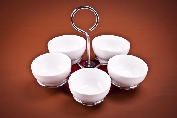 Grupo de vaso vazio de porcelana em fundo marrom — Fotografia de Stock
