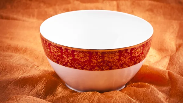 Seramik kahverengi dishware ben turuncu zemin üzerine — Stok fotoğraf