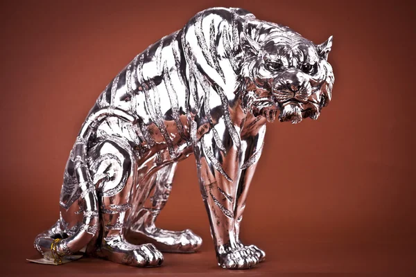Tigerskulptur auf braunem Hintergrund — Stockfoto