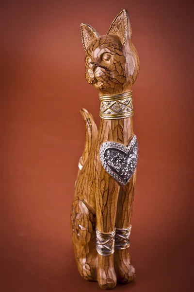 Katzenskulptur auf braunem Hintergrund — Stockfoto