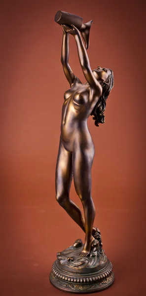 kadın heykel kahverengi zemin üzerinde