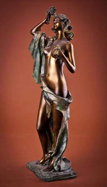 Жінка Скульптура на коричневому фоні — стокове фото