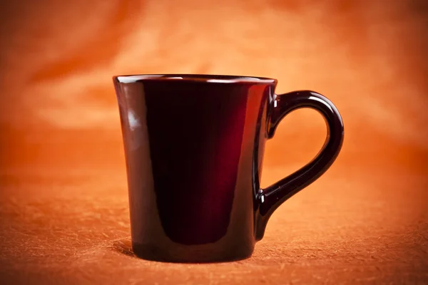 Svart kaffekopp. isolerad på orange bakgrund — Stockfoto