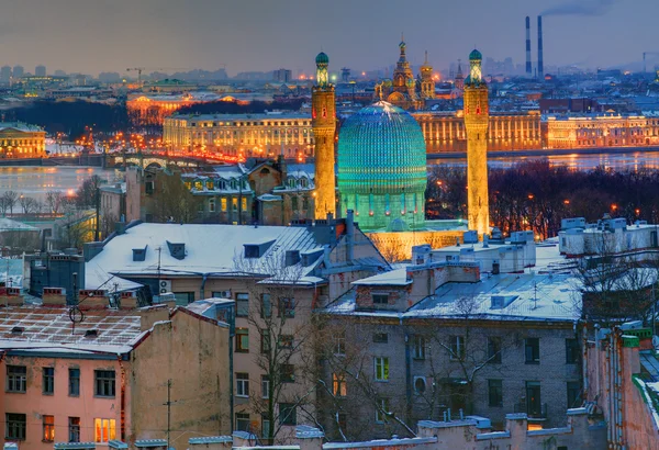 Росія, Санкт-Петербург, вигляд зверху вниз міста вночі. — стокове фото