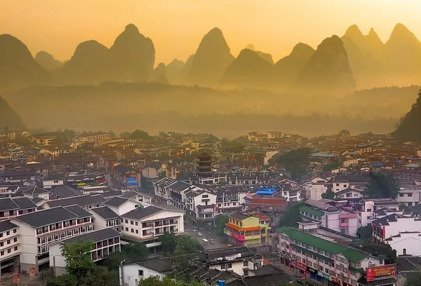 De stad van yangshuo van een nabijgelegen karst piek. provincie Guangxi, — Stockfoto