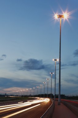 aydınlatma, aydınlatma sütunlar, gece Otoban yol.