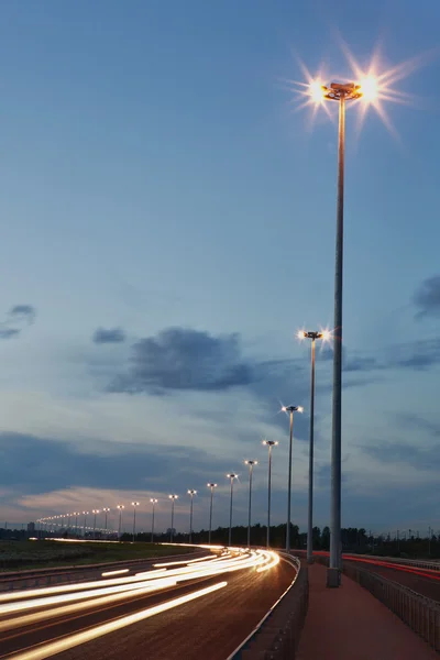 Iluminación vial, columnas de iluminación, autopista nocturna . — Foto de Stock