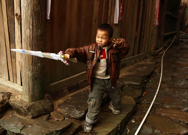 Chinese five year old boy playing with a plastic sword in the vi — Stock Photo, Image