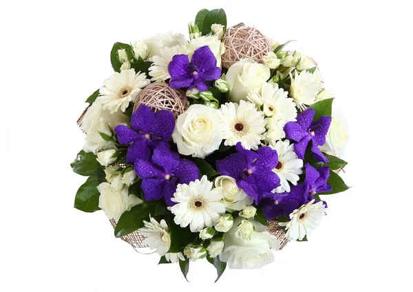 Csokor fehér rózsával, fehér gerbera százszorszép és lila orchidea. — Stock Fotó