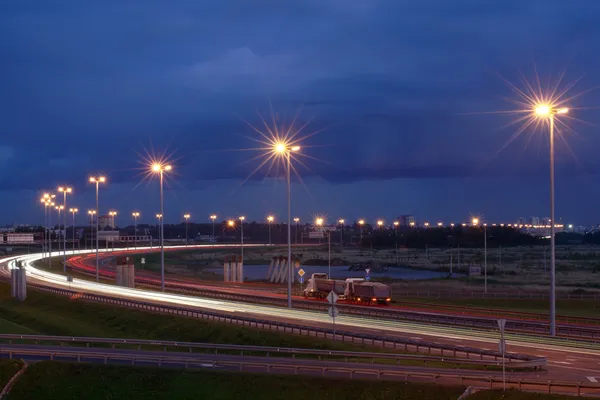 Elektrische Beleuchtung in der Nacht auf der Autobahn. Beleuchtungsmasten in der Nacht auf der Strecke. Russische Autobahnen. Mastbeleuchtung auf der Nachtstraße. elektrische Beleuchtung in der Nacht auf der Autobahn. Russische Autobahnen. — Stockfoto