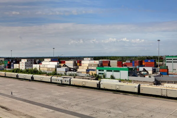 Containerterminal och godståg. — Stockfoto