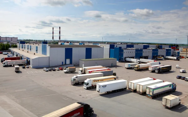 Terminal de carga em um grande complexo de armazém. Caminhões descarregar, unlo — Fotografia de Stock