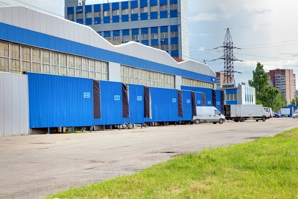 Loading and unloading area of warehouse, row of loading docks — Stock Photo, Image